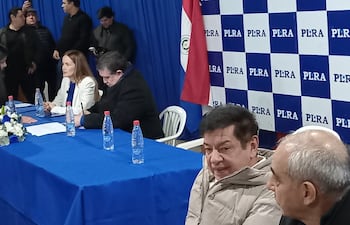 Augusto Wagner (centro) y Ramón Ortiz (derecha), concejales del PLRA que aspiran a otro periodo, a pocos lugares de distancia de Soledad Núñez y Alcides Riveros (izq.).