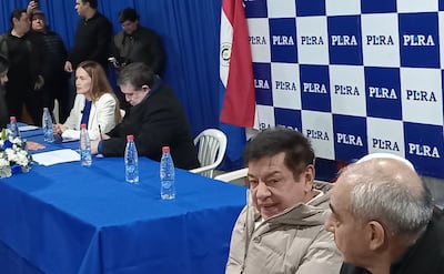 Augusto Wagner (centro) y Ramón Ortiz (derecha), concejales del PLRA que aspiran a otro periodo, a pocos lugares de distancia de Soledad Núñez y Alcides Riveros (izq.).