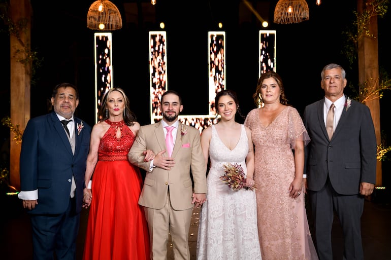 Los recién casados y sus padrinos.