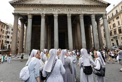 Un grupo de monjas hace cola para ingresar al Panteón, en el centro de Roma, Italia, el 1 de julio de 2023. Los visitantes del Panteón de Roma deberán pagar una tarifa de entrada a partir del 3 de julio de 2023.