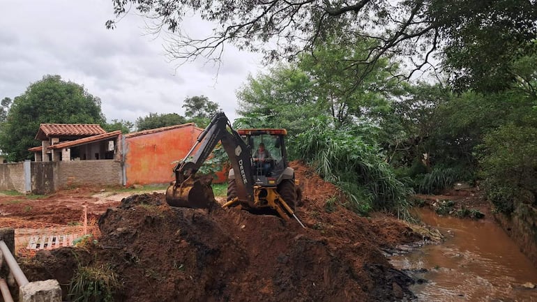 Carapeguá: equipos municipales abren canales de agua taponados por escombros de obras sanitarias
