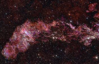 Una vista de ALMA del gas molecular que hay en el centro de la Vía Láctea (Crédito: ALMA(ESO/NAOJ/NRAO)/S. Longmore et al. Background: ESO/D. Minniti et al.)