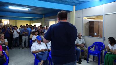 El senador Dionisio Amarilla acudió con un grupo de sus simpatizantes a la sede del PLRA.