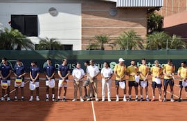 Los equipos de Paraguay (i) y Rumania participaron de la ceremonia inaugural del tie por Copa Davis, antes de los dos primeros singles que se disputaron en el CIT.