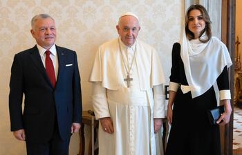 Los reyes Rania y Abdalá de Jordania con el papa Francisco.