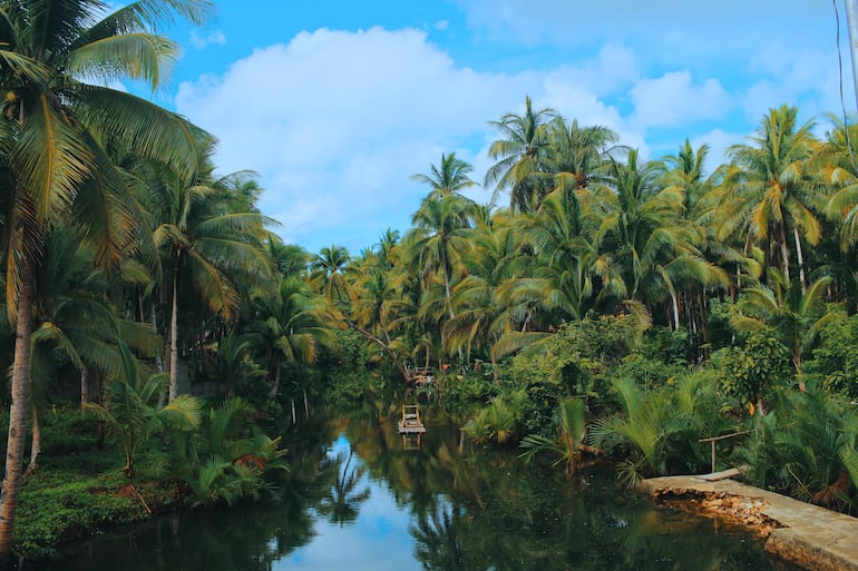 Puente del río Maasin, Siargao, Filipinas.