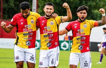 Lenon Farías, Herminio Vera y Édgar Villalba, en la celebración del gol del "6" para el Deportivo Santaní.