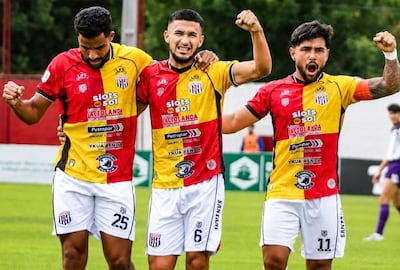 Lenon Farías, Herminio Vera y Édgar Villalba, en la celebración del gol del "6" para el Deportivo Santaní.