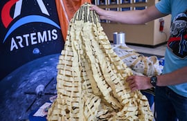 Jared Daum, ingeniero aeroespacial del NASA Johnson Space Center, muestra el sistema de paracaídas de la nave Orion el 9 de abril de 2026 en el Centro Espacial Johnson, en Houston, Texas.