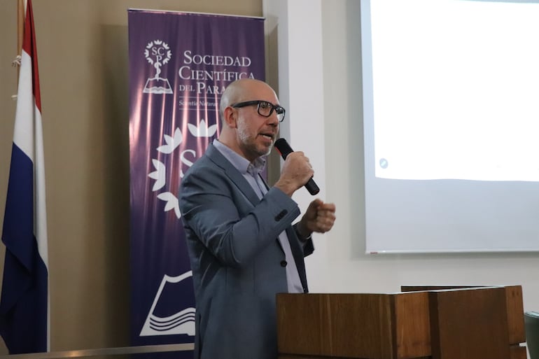 Luis Ortiz, doctor en sociología expuso sobre “Políticas educativas en Paraguay: tensiones entre un modelo desarrollista y un modelo compensatorio”.
