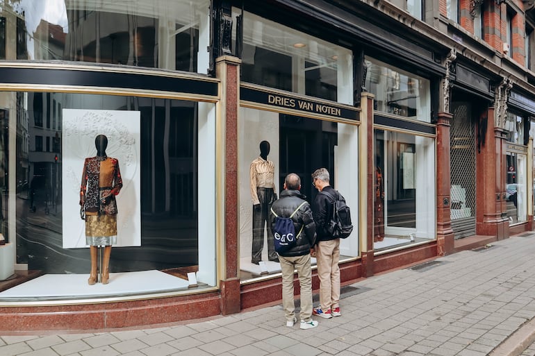 Het Modepaleis (el Fashion Palace), tienda de ropa histórica Dries Van Noten desde 1989, ubicada en el centro de Amberes, Bélgica.