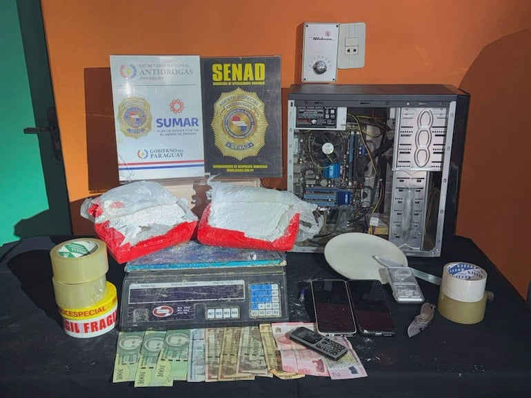La principal evidencia fueron dos paquetes con aproximadamente 2,3 kilogramos de cocaína.