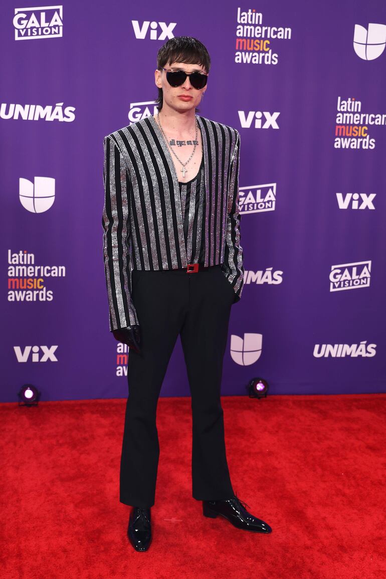 El cantante mexicano Peso Pluma posa elegante en la alfombra roja de la novena edición de los premios Latin American Music Awards realizada anoche en el MGM Grand Garden Arena en Las Vegas, Nevada (Estados Unidos). (EFE/Ronda Churchill)
