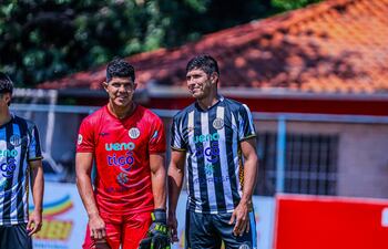 El portero Óscar Morel quien llegó procedente de River Plate, junto al zaguero central, Rodrigo Morel, valuartes de la campaña albinegra.