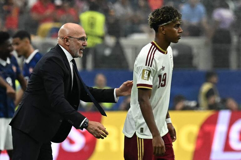 El seleccionador de España, Luis de la Fuente, da instrucciones al delantero de España #19 Lamine Yamal durante el partido de semifinales del torneo de fútbol de la Copa Mundial 2026 entre Francia y España en el Dallas Stadium en Arlington.