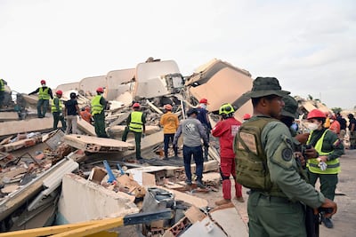Equipos de rescate buscan supervivientes entre los escombros de un edificio colapsado en Caraballeda, estado de La Guaira, Venezuela