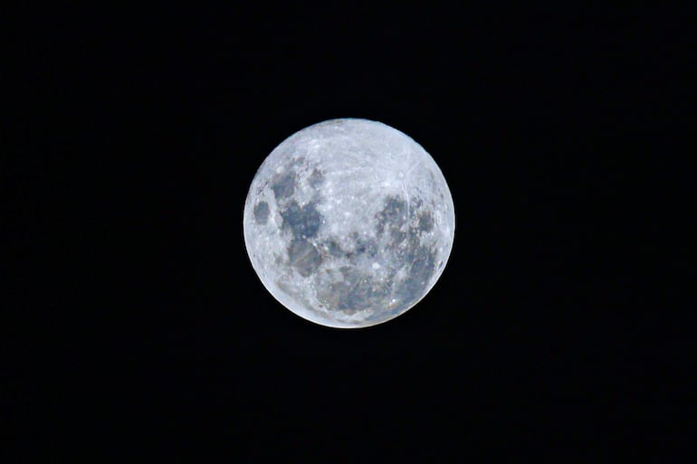 Fotografía que muestra comió se vio la luna llena de Febrero, conocida como la 'Luna de Nieve' en Montevideo (Uruguay). 