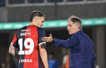 El entrenador argentino de Cerro Porteño, Ariel Holan brindando indicaciones al delantero azulgrana Pablo Vegetti.