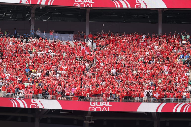 Fiesta total de la marea roja en las gradas del SoFi Stadium de Los Ángeles.