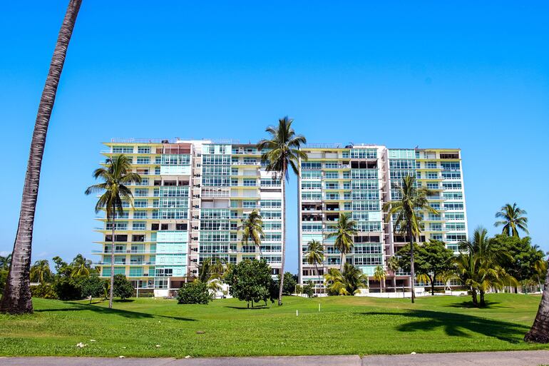 Hotel afectado dos años después del paso del huracán Otis en el balneario de Acapulco.