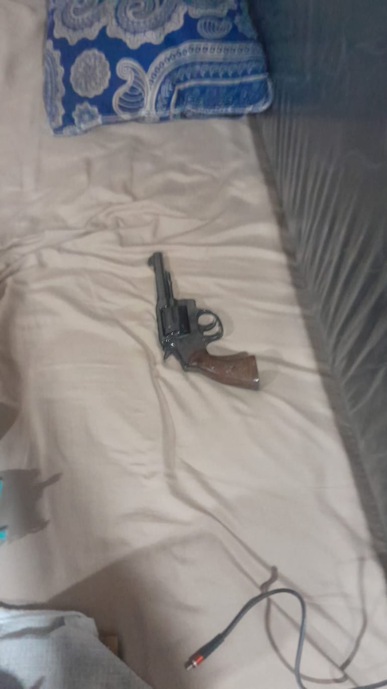 Los oficiales de la comisaría 40° de Thompson incautaron el arma homicida, un revólver calibre 38.