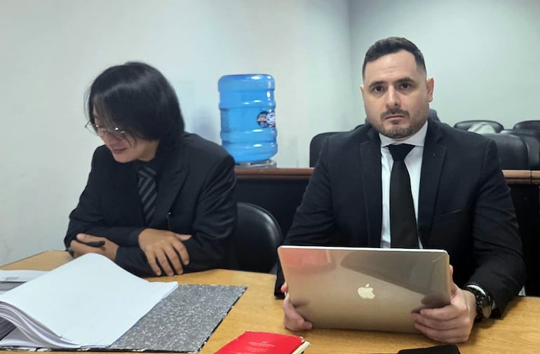 Fiscales Deny Yoon Pak (izq.) y Silvio Corbeta Dinamarca, encargados del caso Erico Galeano.