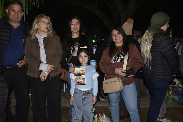 Familias enteras fueron partícipes de la ceremonia de partida esta noche.