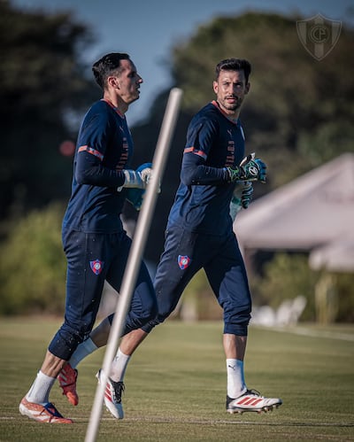 El portero argentino Alexis Martín Arias, junto a su compañero en el puesto, Roberto "Gatito" Fernández, convocado a la selección paraguaya.