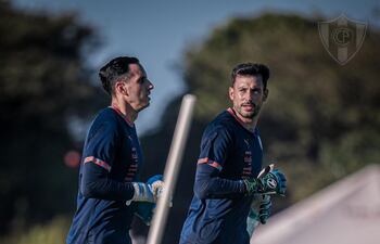 El portero argentino Alexis Martín Arias, junto a su compañero en el puesto, Roberto "Gatito" Fernández, convocado a la selección paraguaya.