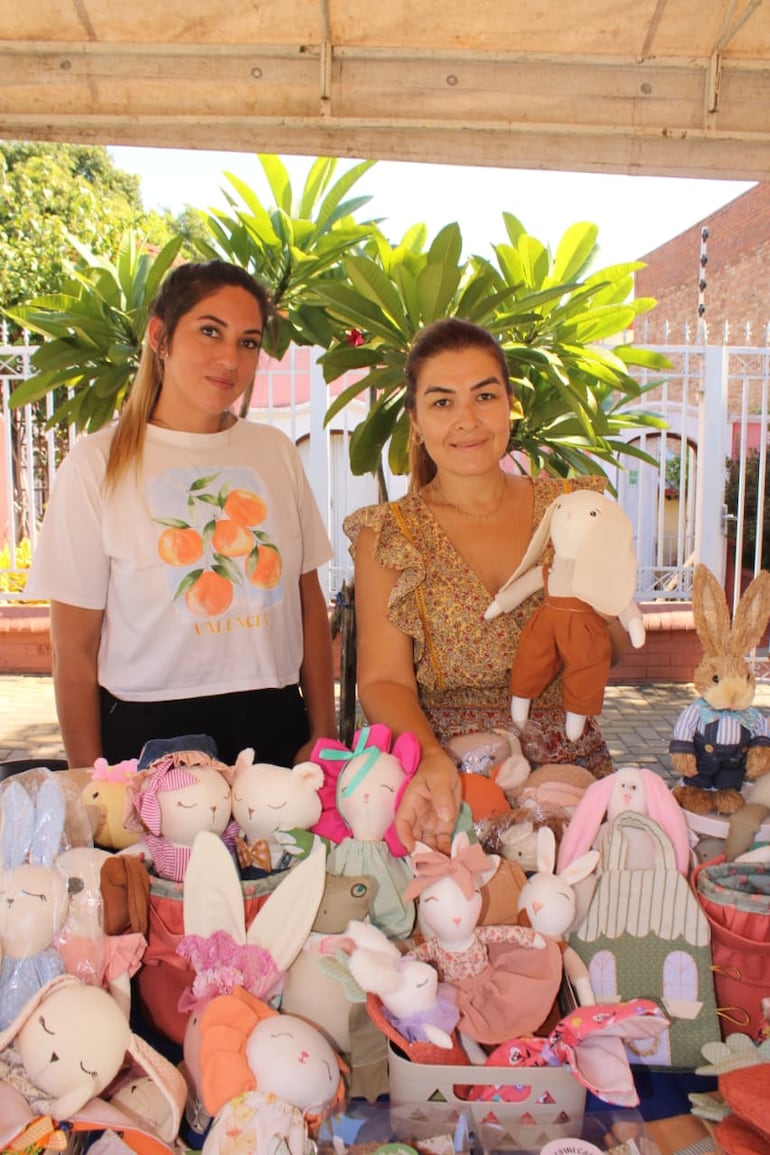 Zunilda González y Analia Roa de Caacupé exhiben su creatividad a través de artesanías en tela de algodón.