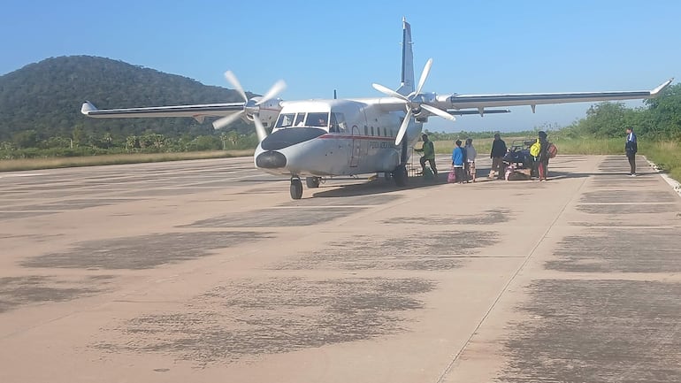 Pasajeros abordan aviòn militar en el aeropuerto de Fuerte Olimpo