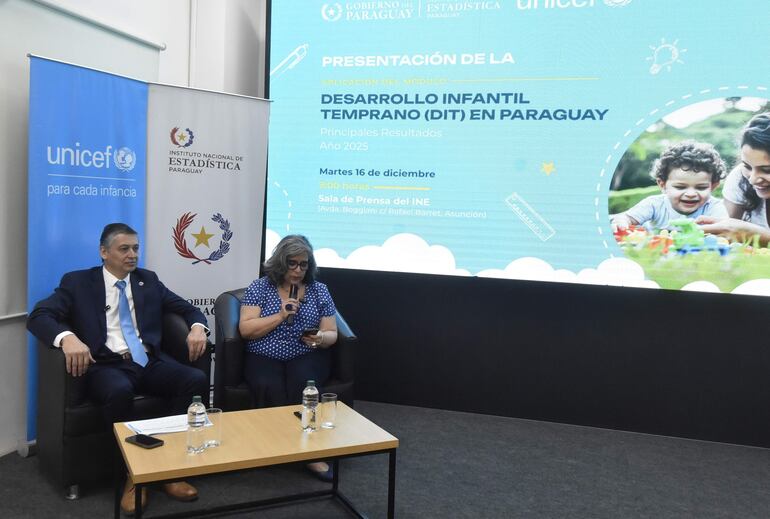 El director del INE, Iván Ojeda y Rossana Vega, responsable de la Unicef en el país.