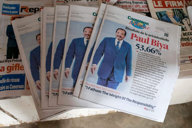 Portada un diario camerunés que anuncia la reelección de Paul Biya.