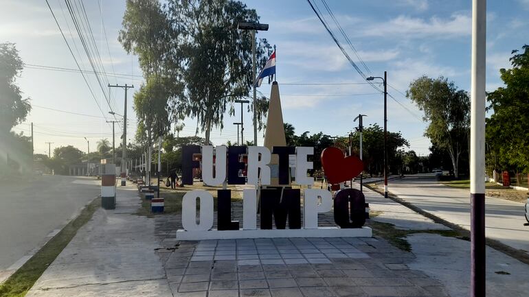 Calle céntrica y el monumento que identifica a Fuerte Olimpo.