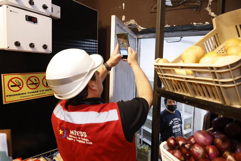 El Ministerio de Trabajo, Empleo y Seguridad Social (MTESS) dispuso la suspensión total de las actividades del supermercado La Rosarin por presentar riesgos a la salud y seguridad laboral.