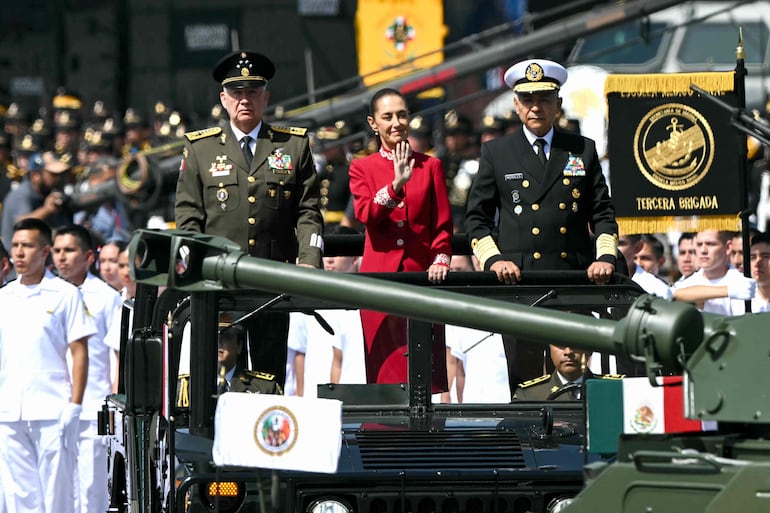 La presidenta de México, Claudia Sheinbaum (centro), el secretario de la Defensa, Ricardo Trevilla (izquierda), y el secretario de Marina, Raymundo Morales (derecha)