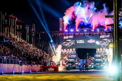 El equipo Toyota Gazoo Racing, durante la largada simbólica de 2025; buscará nuevamente subir a lo más alto del podio este año.