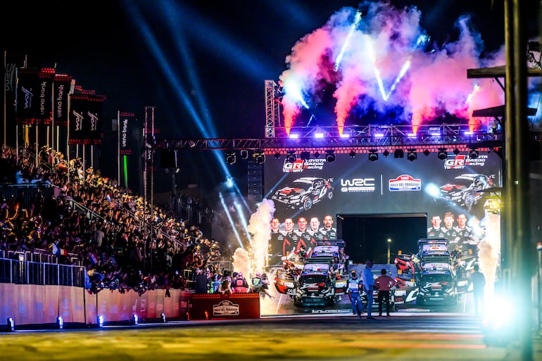 El equipo Toyota Gazoo Racing, durante la largada simbólica de 2025, buscará nuevamente subir a lo más alto del podio este año.