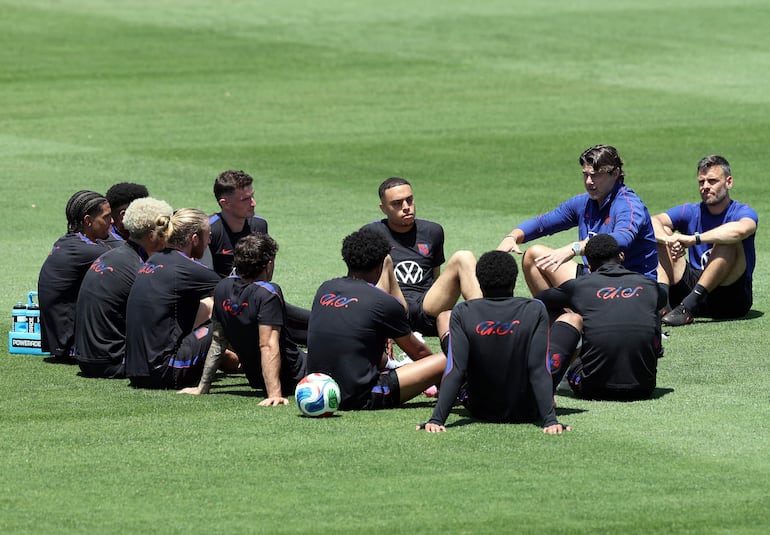El director técnico de Estados Unidos, Mauricio Pochettino, habla con los jugadores durante una práctica abierta previo a la Copa del Mundo 2026 en el Irvine Sports Complex, en Irvine, California.