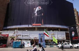 Un mural con la imagen del ayatolá Ali Jamenei, fallecido en febrero pasado, es exhibido en una calle de Teherán, capital de Irán.