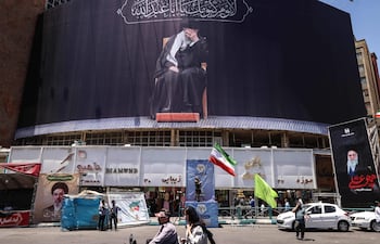 Un mural con la imagen del ayatolá Ali Jamenei, fallecido en febrero pasado, es exhibido en una calle de Teherán, capital de Irán.