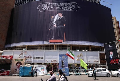 Un mural con la imagen del ayatolá Ali Jamenei, fallecido en febrero pasado, es exhibido en una calle de Teherán, capital de Irán.