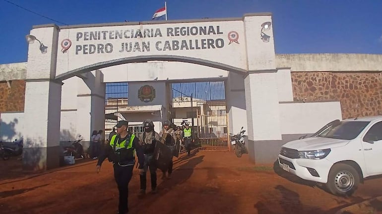 Agentes policiales realizaron una requisa en la Penitenciaría Regional de Pedro Juan Caballero.