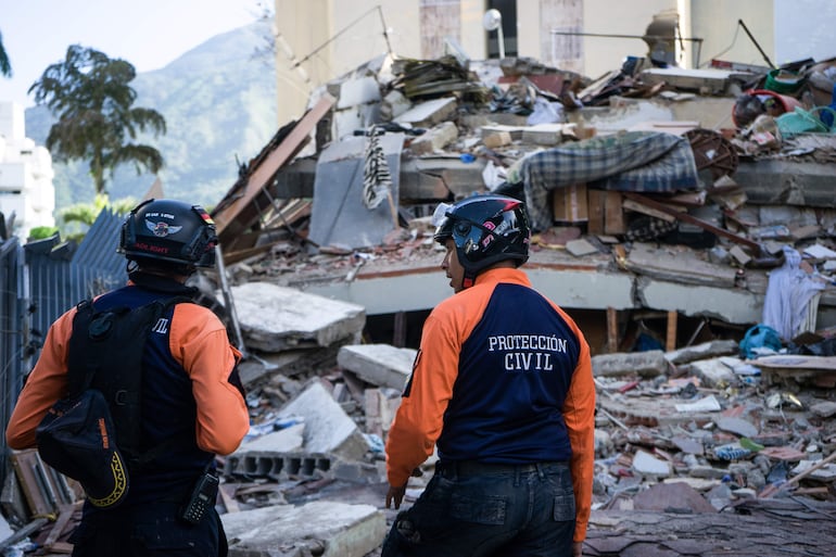 Integrantes de la Protección Civil participan hoy, en las labores de remoción de escombros y búsqueda de sobrevivientes entre edificios colapsados por los terremotos, en el municipio de Chacao, en el este de Caracas (Venezuela).  
