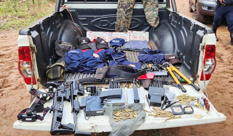 Las armas, municiones y otras evidencias incautadas tras el asalto de piratas del asfalto en 2023 en Caaguazú.