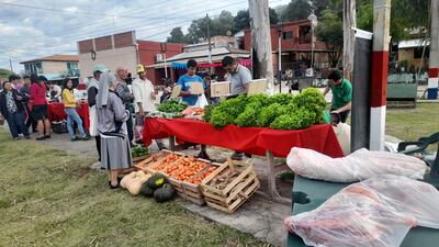 Exitosa feria de productores del distrito de Fuerte Olimpo en la plaza central de la comunidad.