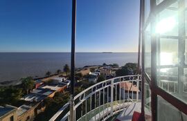 Vista del Río de la Plata desde lo alto de el Faro de Colonia, Uruguay.