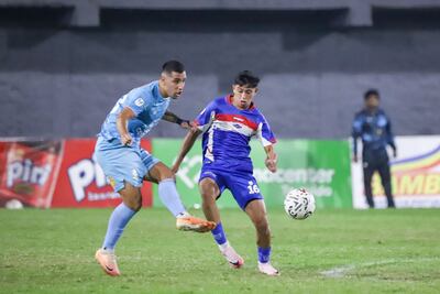 Jorge “Churrito” Colmán extiende el pase ante la marca de Enzo Saggia. (Foto: APF)