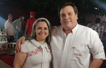Liliana Escurra y el gobernador César Sosa posan en una de las actividades de la agroganadera del político colorado.
