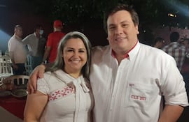 Liliana Escurra y el gobernador César Sosa posan en una de las actividades de la agroganadera del político colorado.